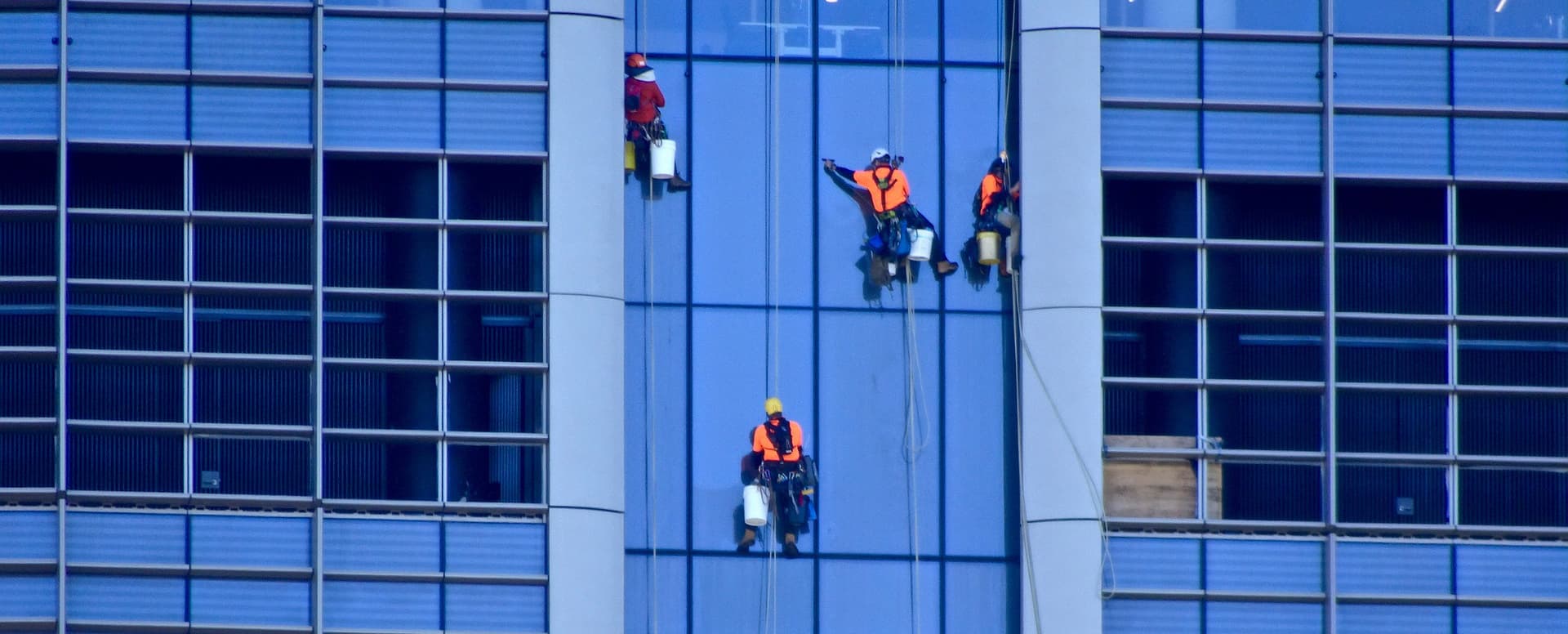 Professionelle Fassadenreiniger reinigen Glas Gebäudereinigung Solingen