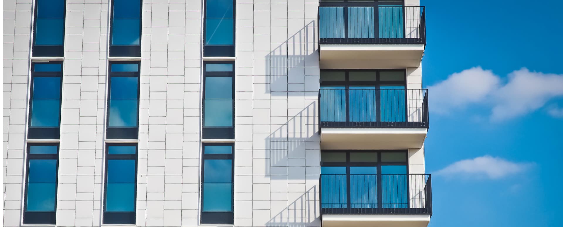 Frontansicht mit Balkone kompetente Fassadenreinigung Gebäudereinigung Düsseldorf Rath
