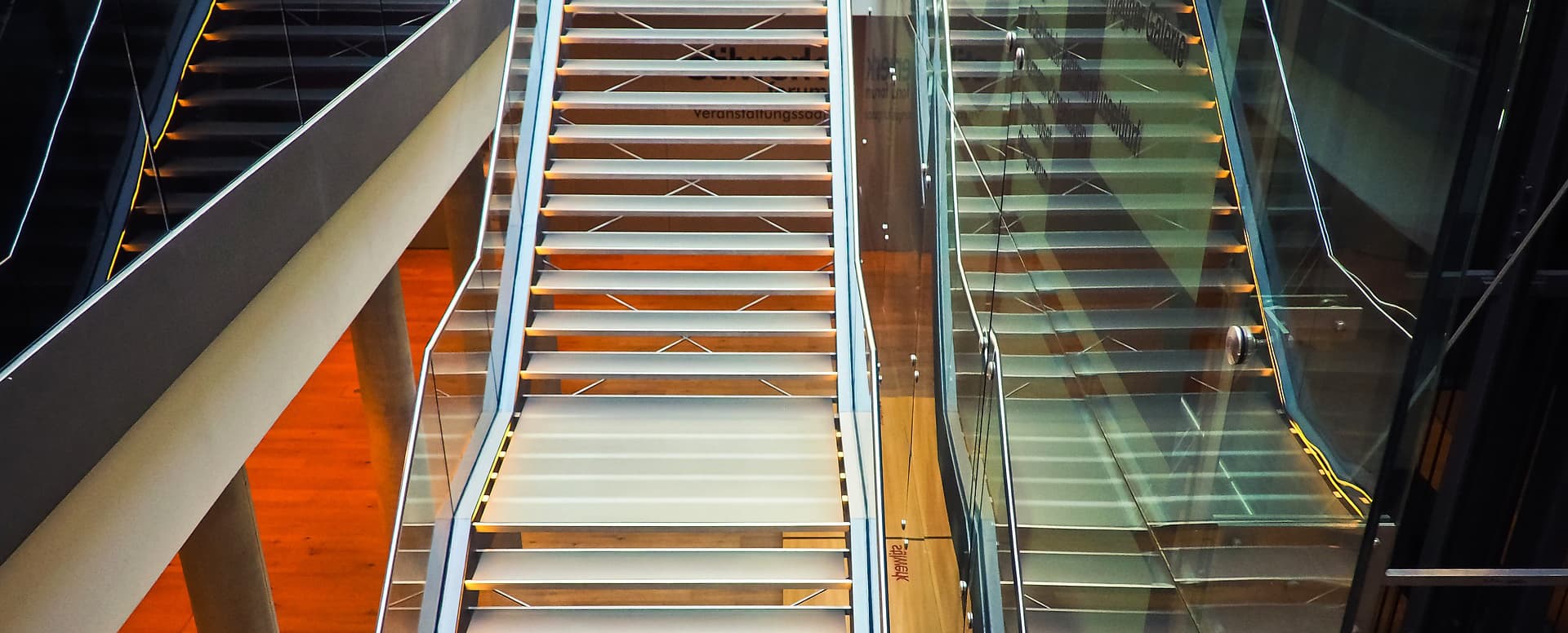 Moderne Treppe in Bürogebäude kompetente Treppenhausreinigung Düsseldorf